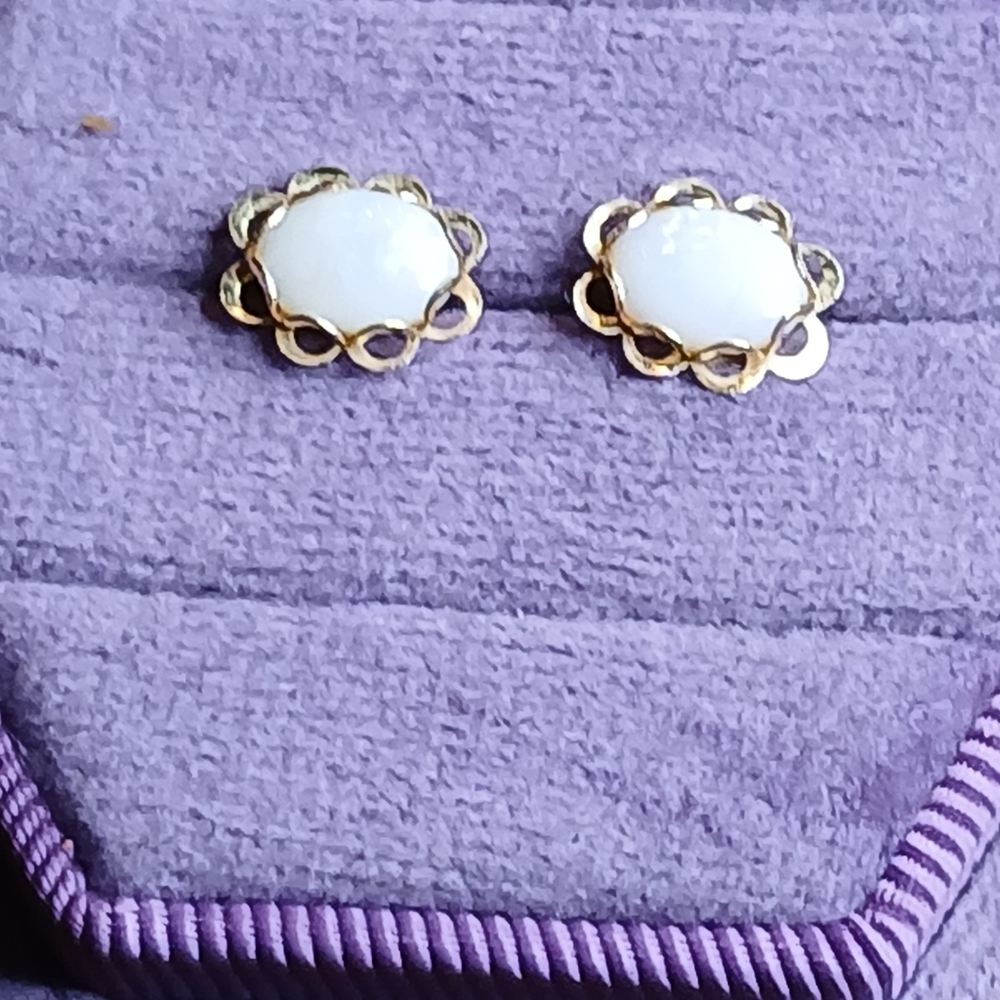 14Kt Yellow gold White Opal earrings